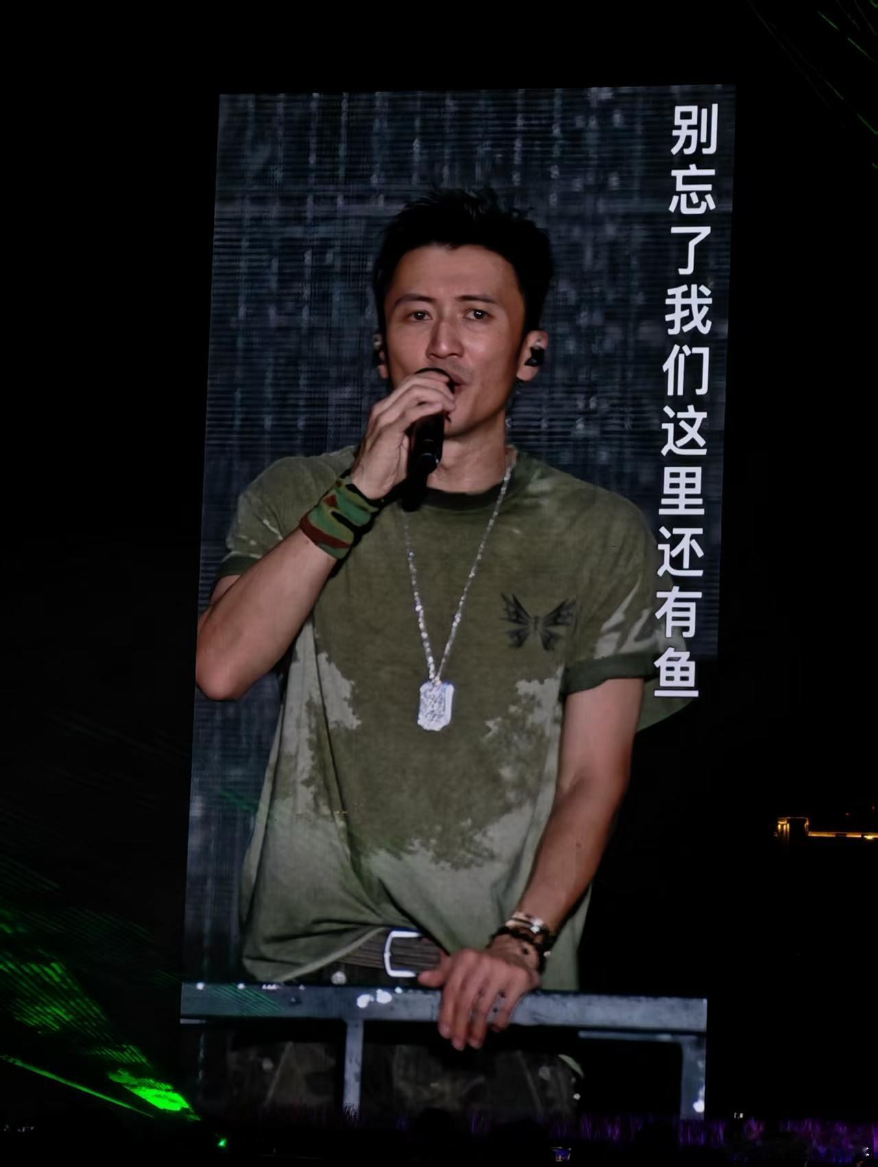 谢霆锋胸前湿透了今晚谢霆锋郑州进化巡演依旧诚意十足！闷热天气持续高强度输出，肉眼