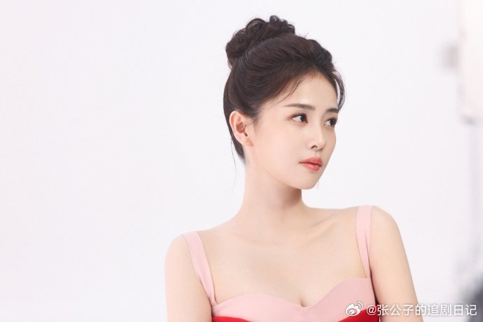 金鹤龙为白鹿化的氧气呼吸妆白鹿氧气水蜜桃这氧气呼吸妆直接封神，轻薄不厚重，元气又