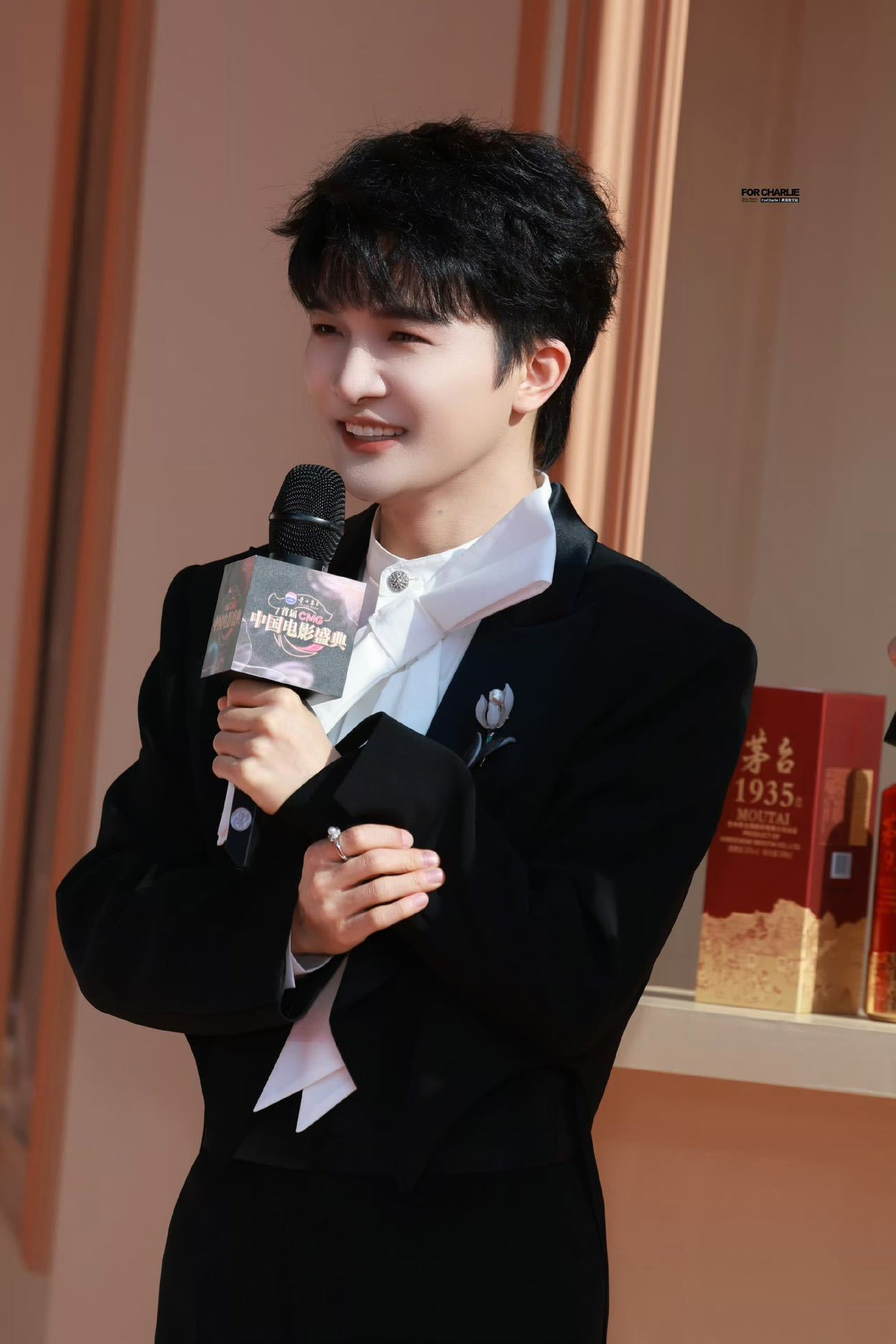 周深胸前是什么周深把自己打包成了个礼物周深红毯也太会了🎀 胸前巨型蝴蝶结搭配飘