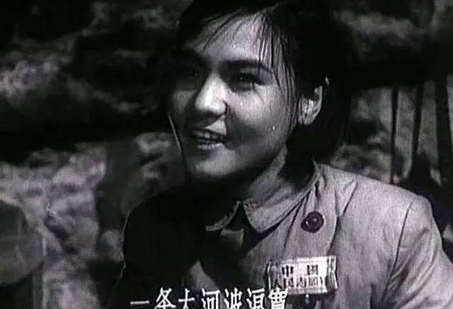 1956年，乔羽为《上甘岭》主题曲写歌词，半个月没写出一个字。出去散心，看见几个