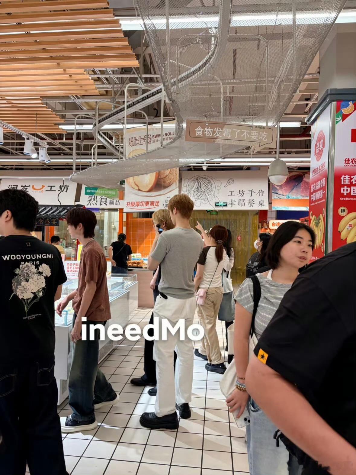 我的法。。。closeyoureyes被网友偶遇在逛大润发。。。买了点中国泡面和