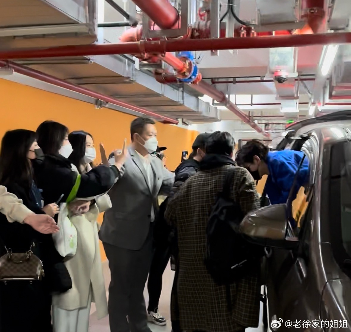 我不懂就问，成毅是吸收了很多新粉吗？一些早几年的工作造型是真的还有很多人都没看过