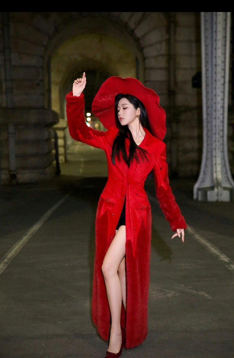 巴黎的夜是冷调的，岳雨婷这抹红却硬生生烧出了热度🔥。一身毛绒红大衣搭配复古阔檐