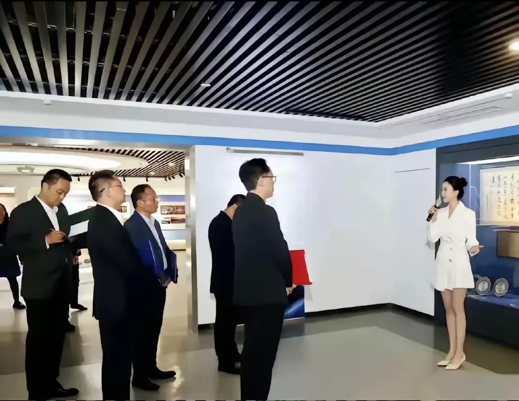 真是难做人
讲解员穿的时尚，
大家说这样穿衣服合适吗？