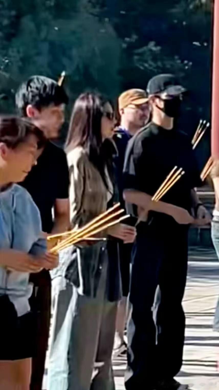 许凯魏哲鸣新剧开机现场 ​​​许凯魏哲鸣双双现身新剧开机现场，祝拍摄顺利哦！ ​