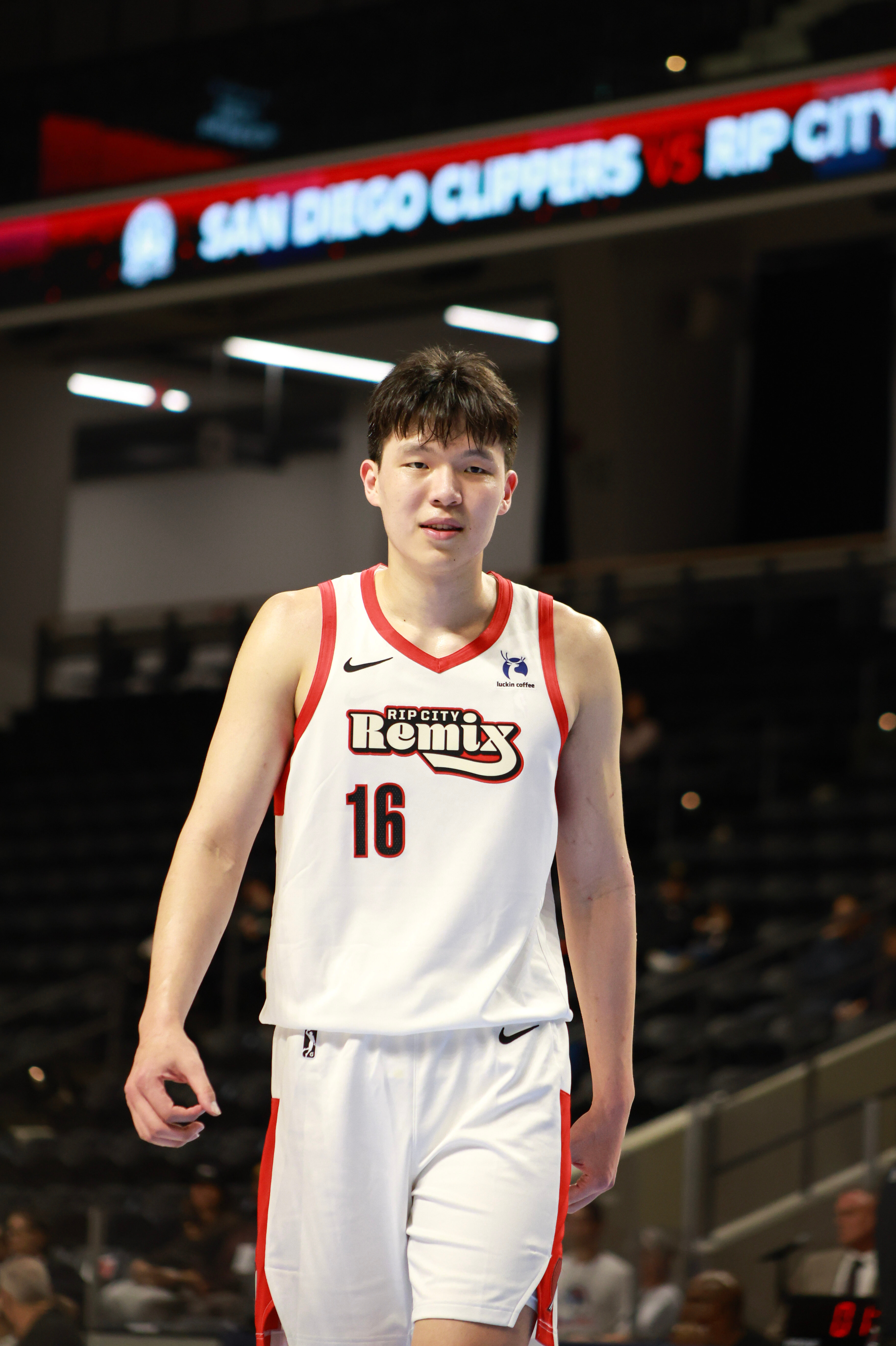 前方报道📷这两天拍到的一些小杨工作照chinahawks // 杨瀚森