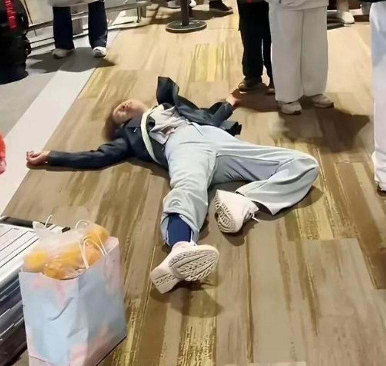 昆明机场这一幕，我看完久久说不出话。

一家五口，老人躺地，女儿飞踹工作人员，原