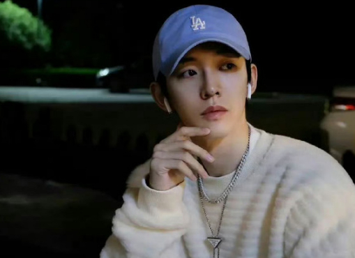 有人说邓为这样的明星，固粉不容易我倒是觉得他从来没有刻意讨好过，以前他以为粉丝的