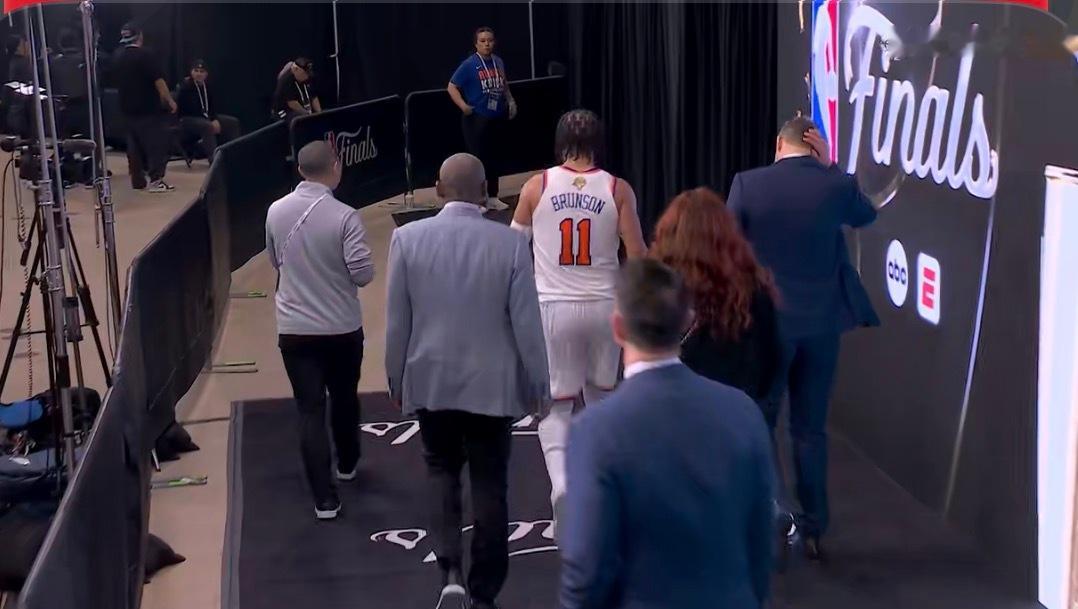 NBA总决赛尼克斯vs马刺 布伦森右侧膝盖被撞了一下，回更衣室检查，首节布伦森7