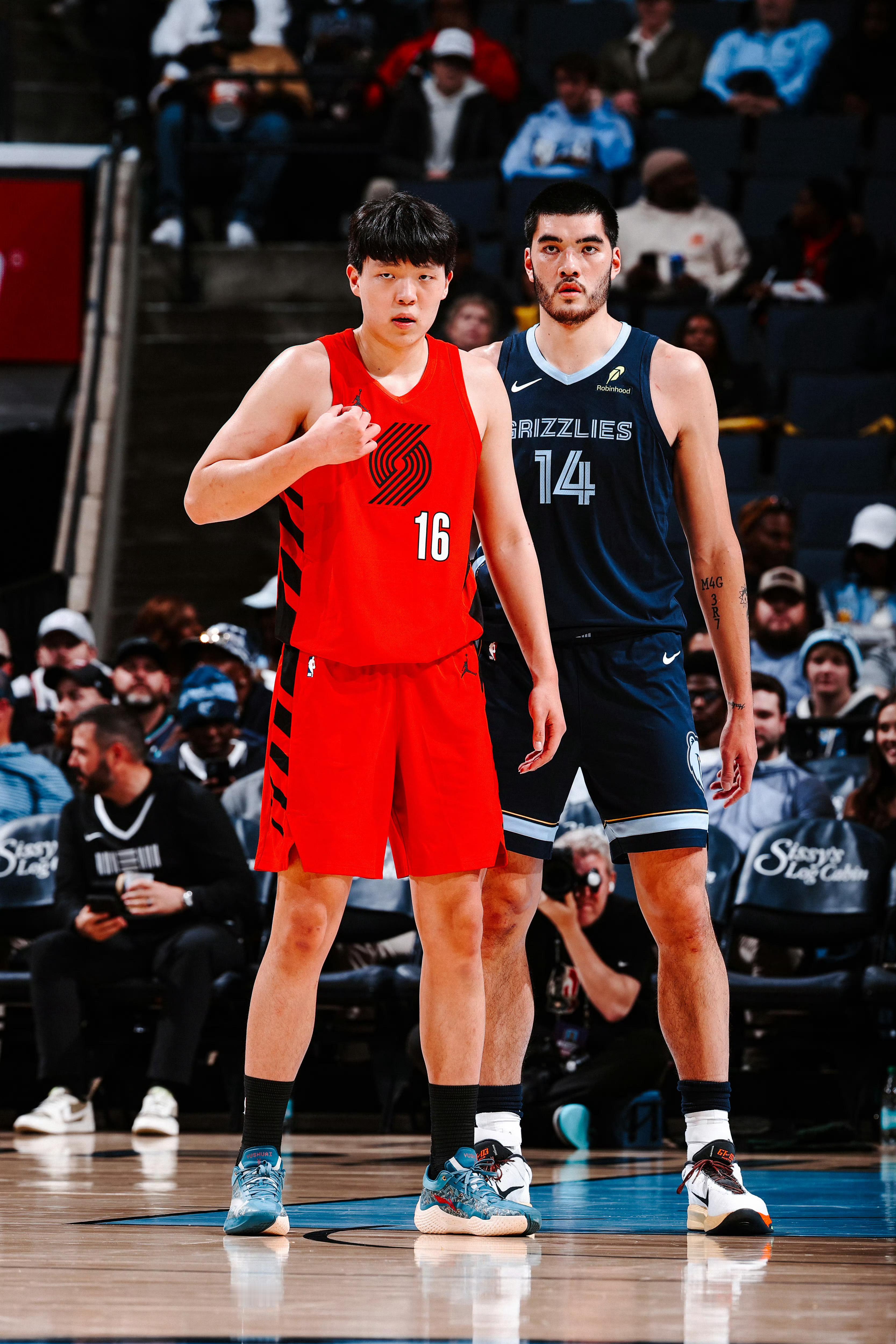 杨瀚森生涯第一次首发，我给及格（严谨），上下半场不同的内容。4分5板2助攻2失误