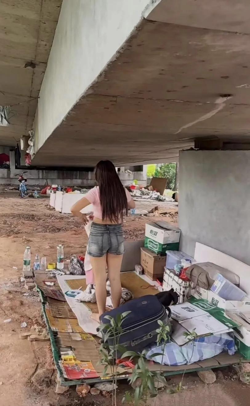 据周遭的街坊邻居们纷纷传言，那位女子，已经在桥下的阴影里安身立命了整整半个月。她