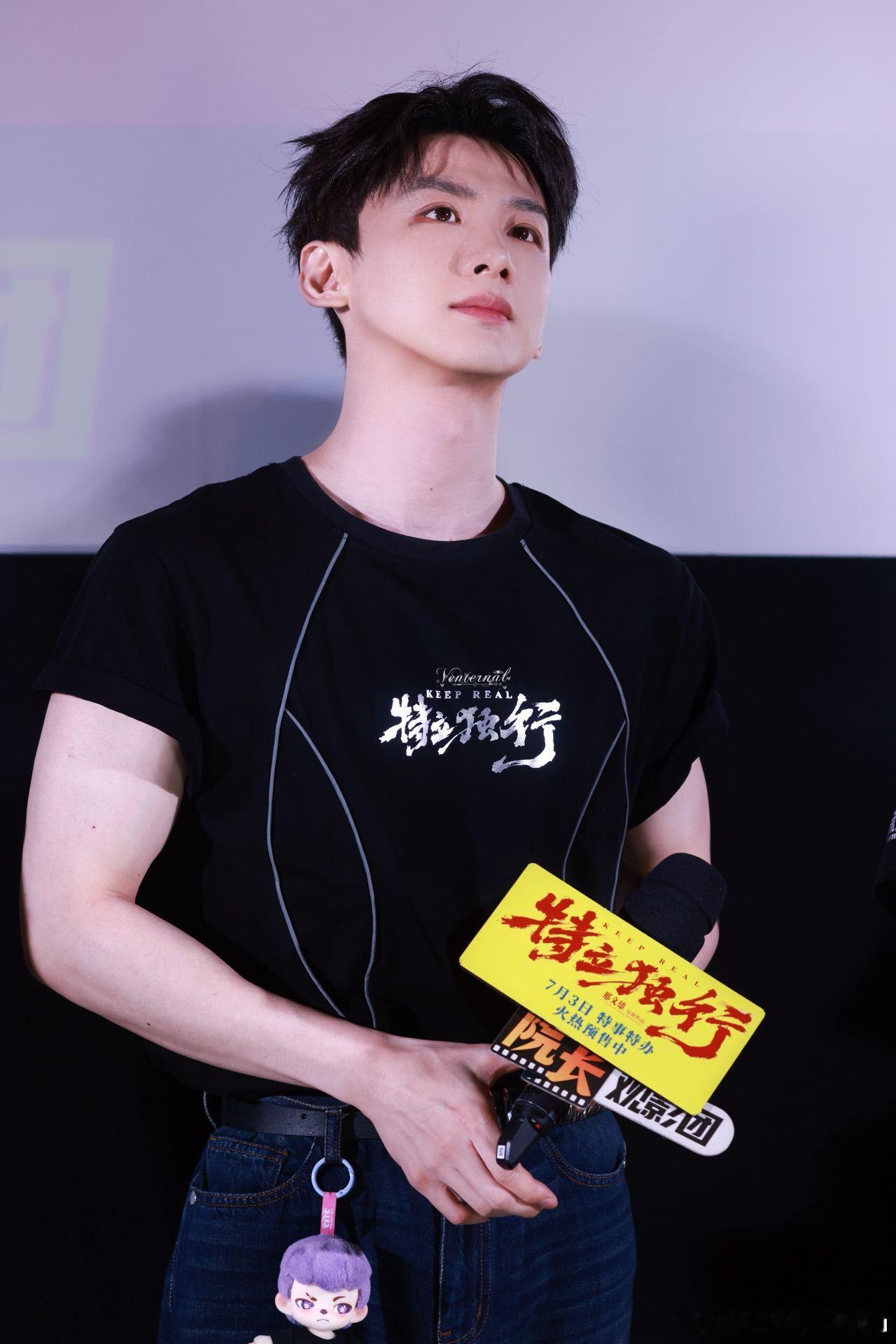 白敬亭特立独行演技对比同类型喜剧角色，小白的演绎高级太多，不刻意制造笑点，单单一