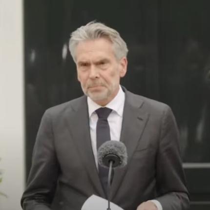 这回中国是真要“敲山震虎”了！忍了这么久，终于不再隐忍，要拿典型立规矩——这只被