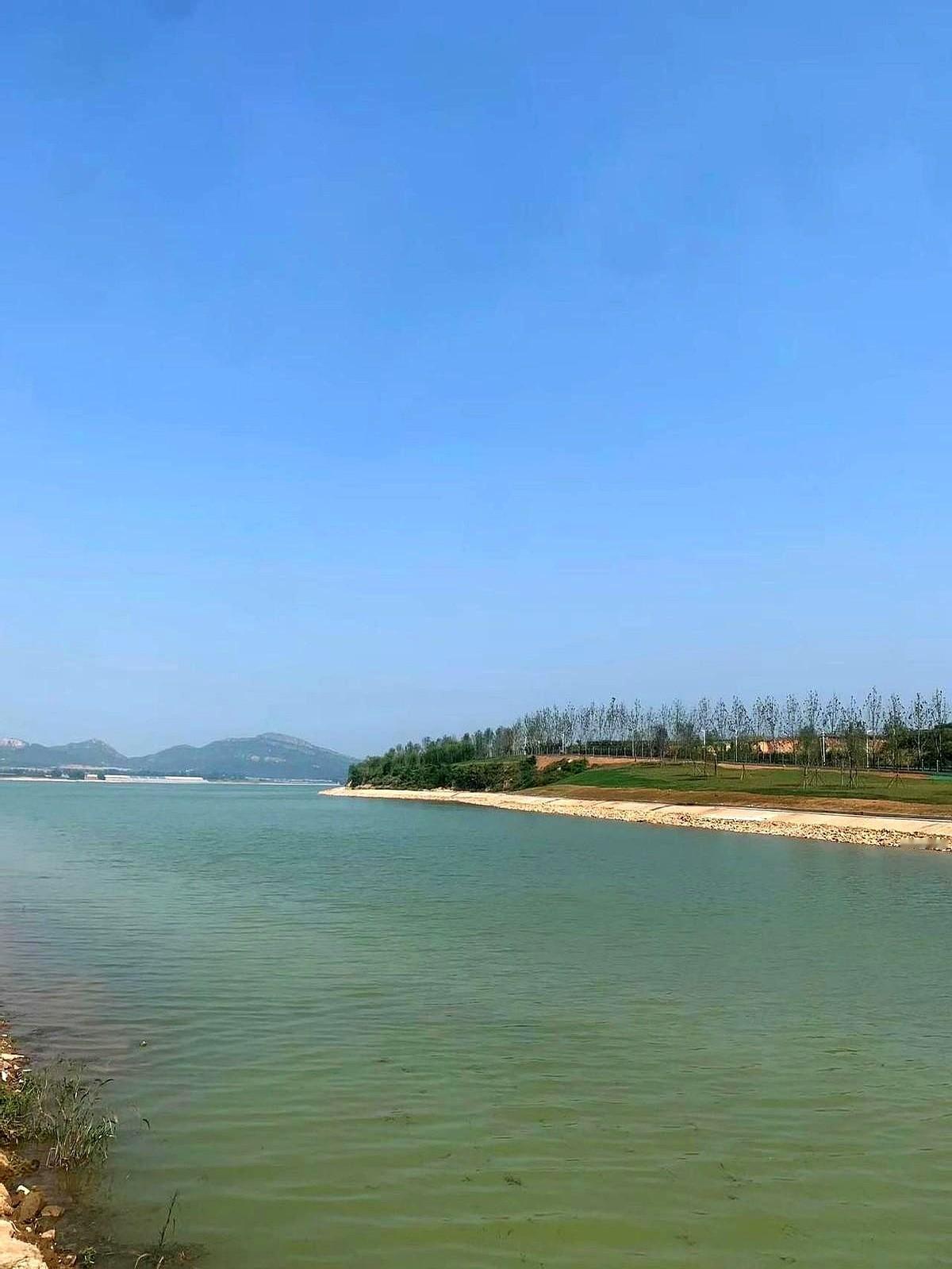 67岁阿姨多擦一扇窗，下任可能多干一小时

某写字楼，67岁的李阿姨每天把马桶擦