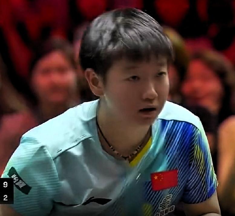 孙颖莎新加坡大满贯1/4决赛对阵早田希娜。
孙颖莎先轻松赢下前2局，早田希娜发狠