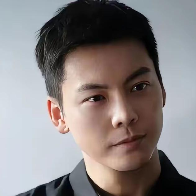 终于懂为啥英皇艺人没人单干了！英皇老板杨受成给陈伟霆儿子送了10盎司足金金牌当出