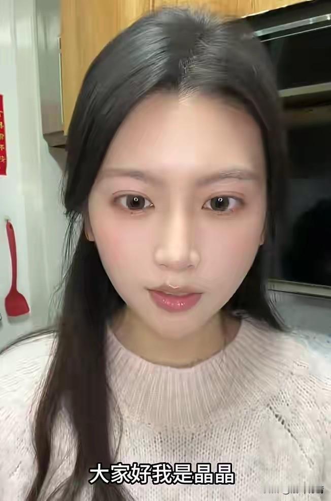 近日杭州某工地门口发生冲突，食堂大姐多次推搡卖盒饭女子，还出言辱骂，说对方是站街