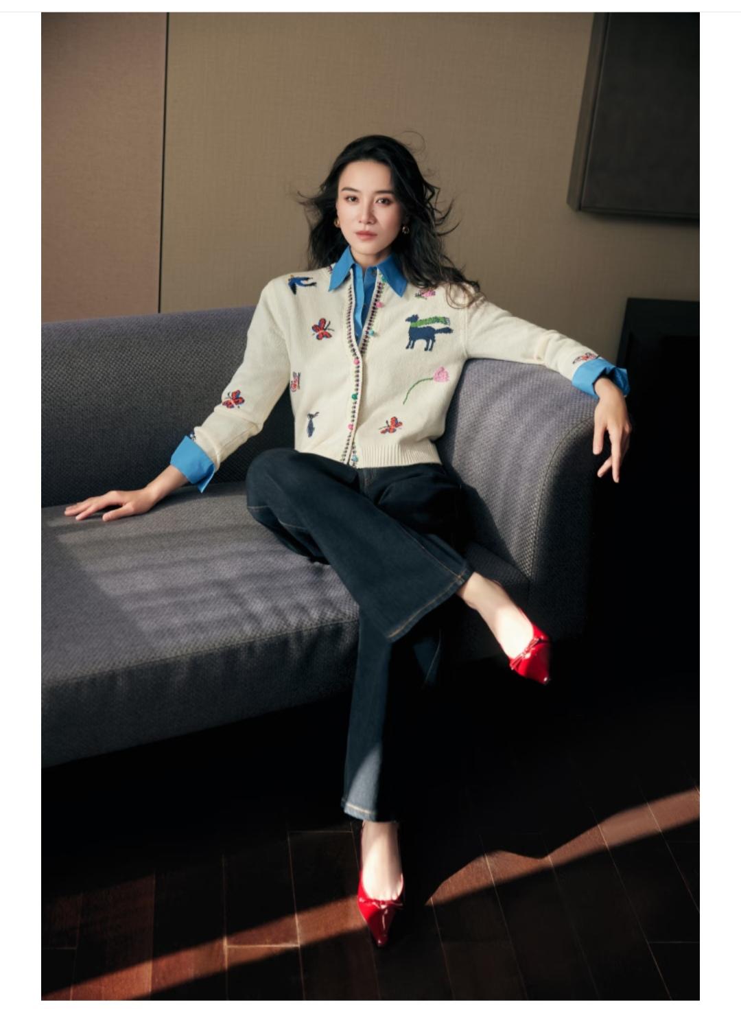 宋佳，脚上的红色鞋子，好像和这毛衣蓝色衬衣有点不太搭。
