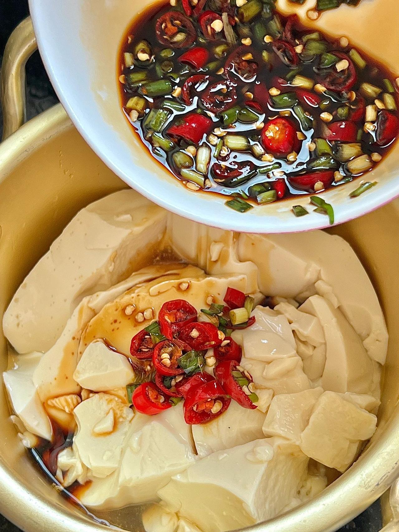 做了这道菜以后，感觉以前的都是诈骗
这才叫真正快手菜啊！
不需要开火！两个步骤搞