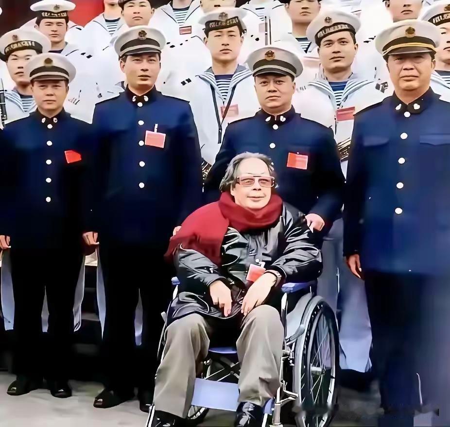 一张薛明、贺鹏飞与海军指战员的合影，背后是一段令人动容的家国故事。贺龙元帅家风严