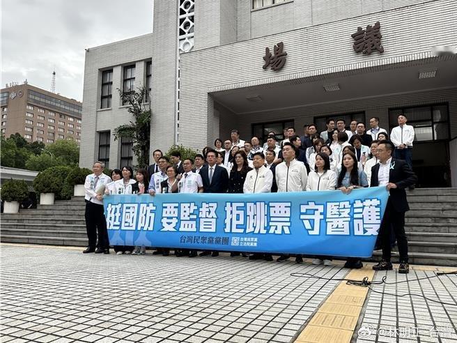 其實這是一個究竟是黨指揮槍還是槍指揮黨的問題當蔣介石推翻黨指揮槍成了新軍閥以後這