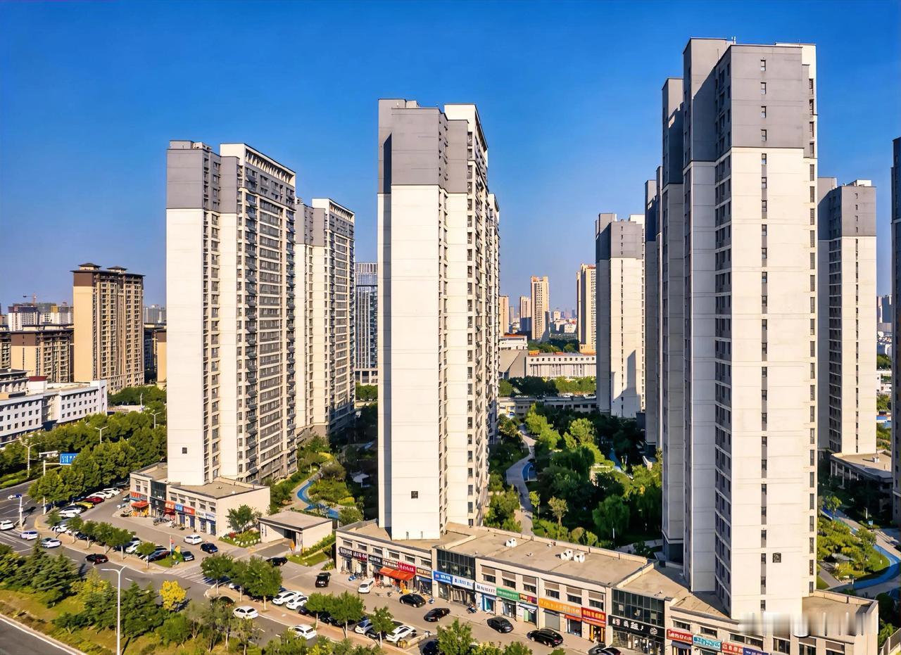 刚才有粉丝问我，打算下半年买房，什么时候看房比较合适？
我的回答是，现在就可以开