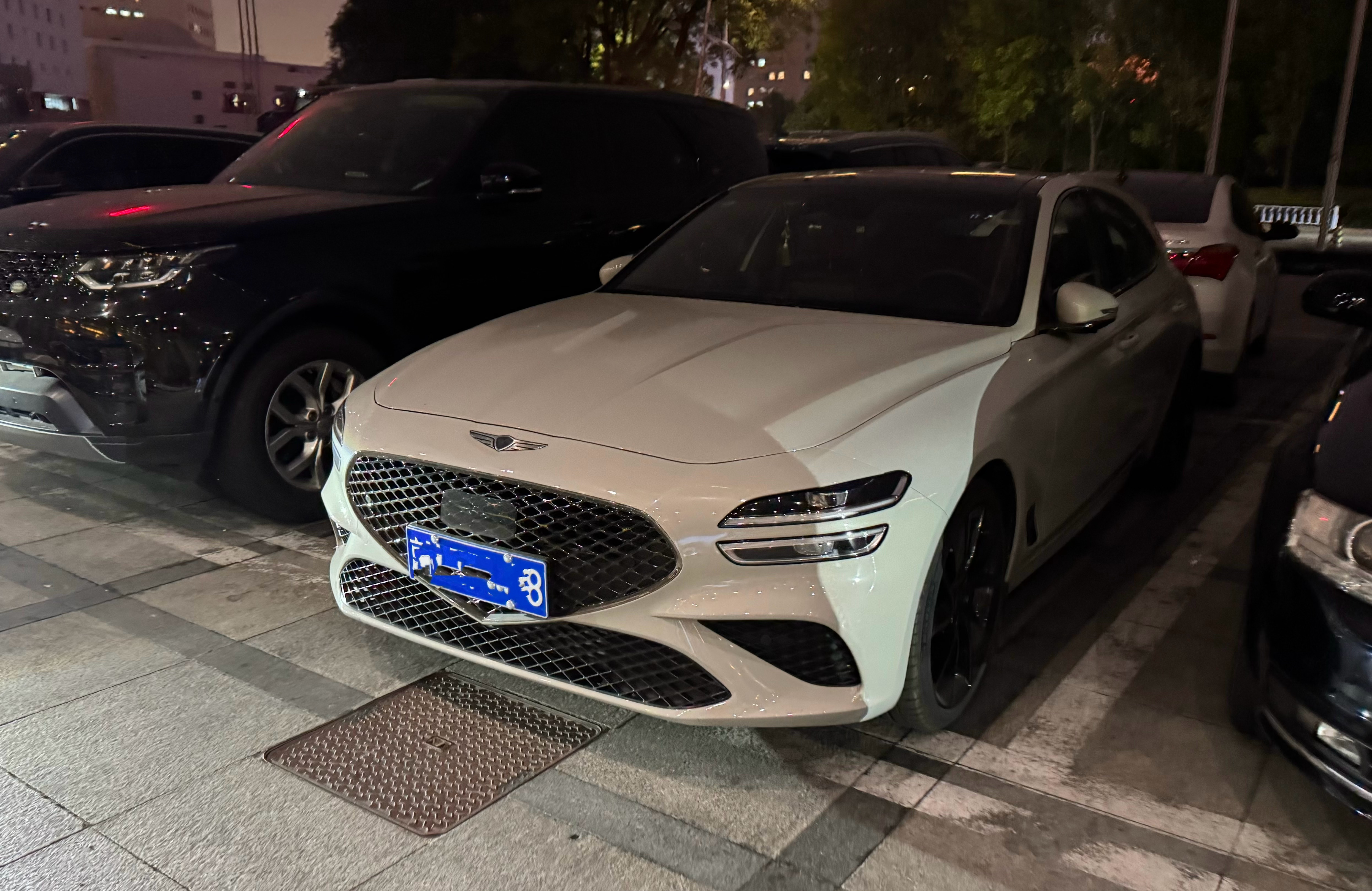 昨天指着一辆捷尼赛思G70问女朋友好看吗？她问我这是宾利吗？[笑cry] ​​​