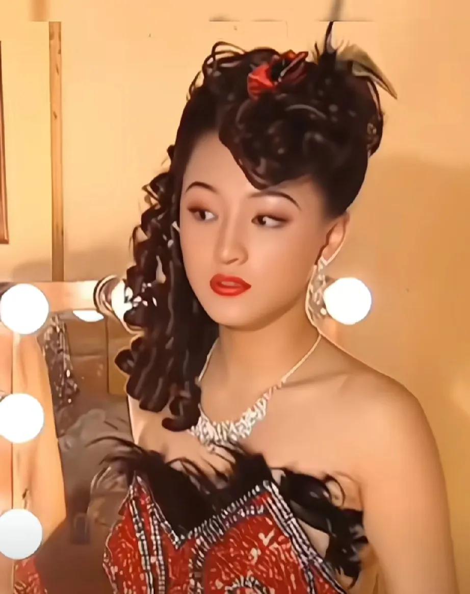 如果让琼瑶来拍《红楼梦》说不定会比那些乱七八糟的要好。
三观不评价，挑美人的眼光