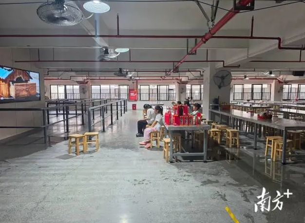 #广州一工厂暑假可带娃上班#【广州一工厂暑假可带娃上班，还免费提供午餐和零食，老