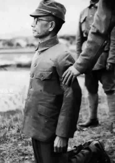 1947年，一个日军中将被执行枪决，行刑的战士朝他开了三枪，在确认他没了呼吸之后
