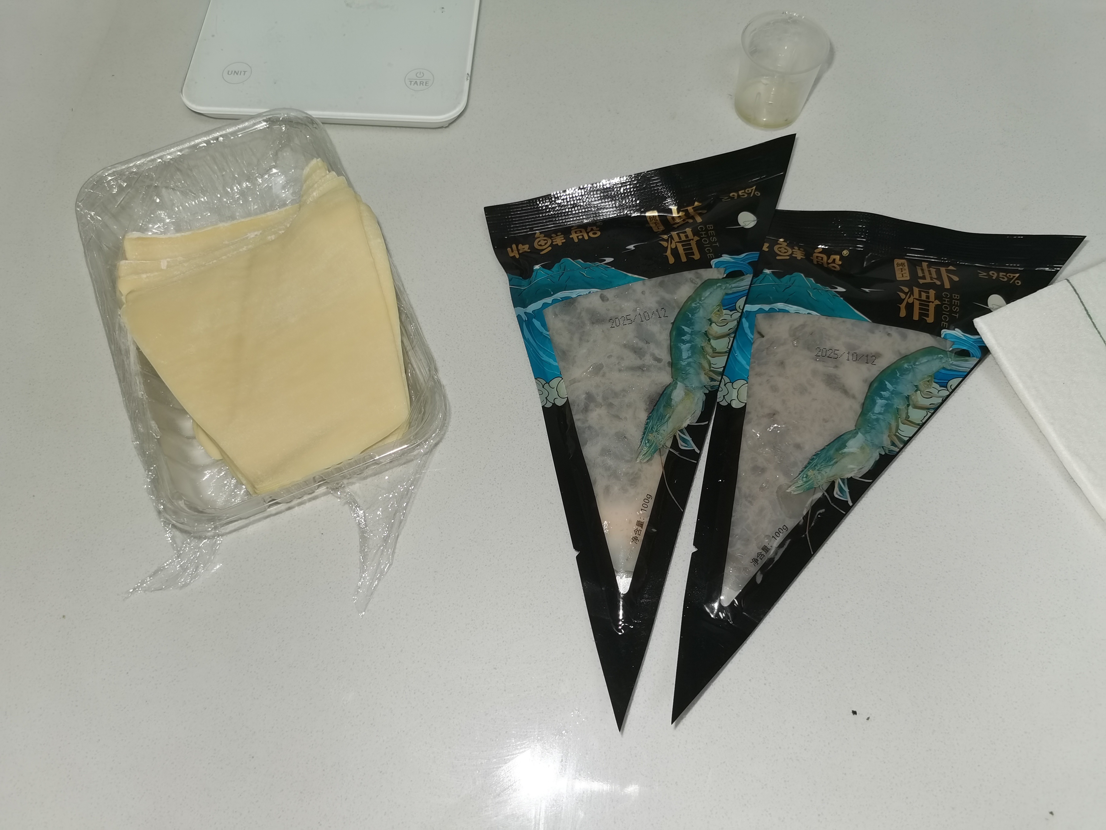 ✌🏻黄瓜，皮蛋，汤懒人馄饨皮包虾滑想吃就去做，行动力💯 ​​​