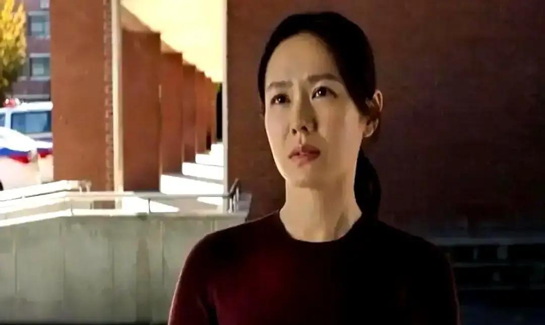 她产后复出的第一部戏，直接把“绝望主妇”演进了大学教材。
 
这不是复出，是升维