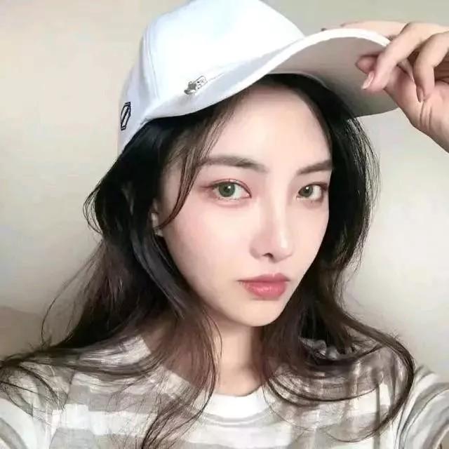 清新自然的夏日穿搭，帽子与发丝的完美搭配，尽显青春活力！高级感帽子穿搭 草帽穿搭