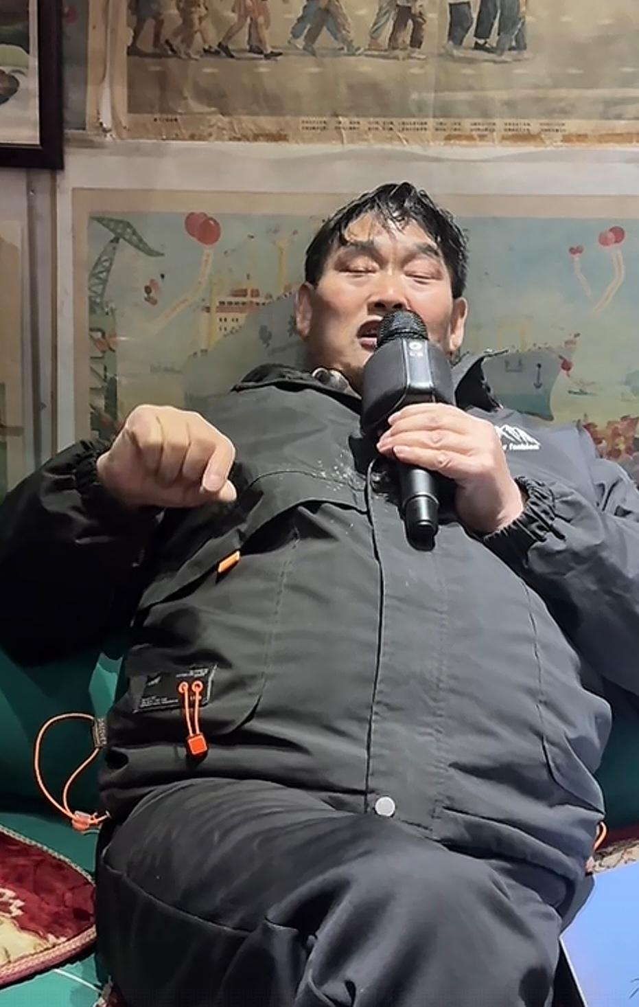 大衣哥真是不简单了，感觉星光大道出来这些歌手，现在就数大衣哥最红了，而且这种红，