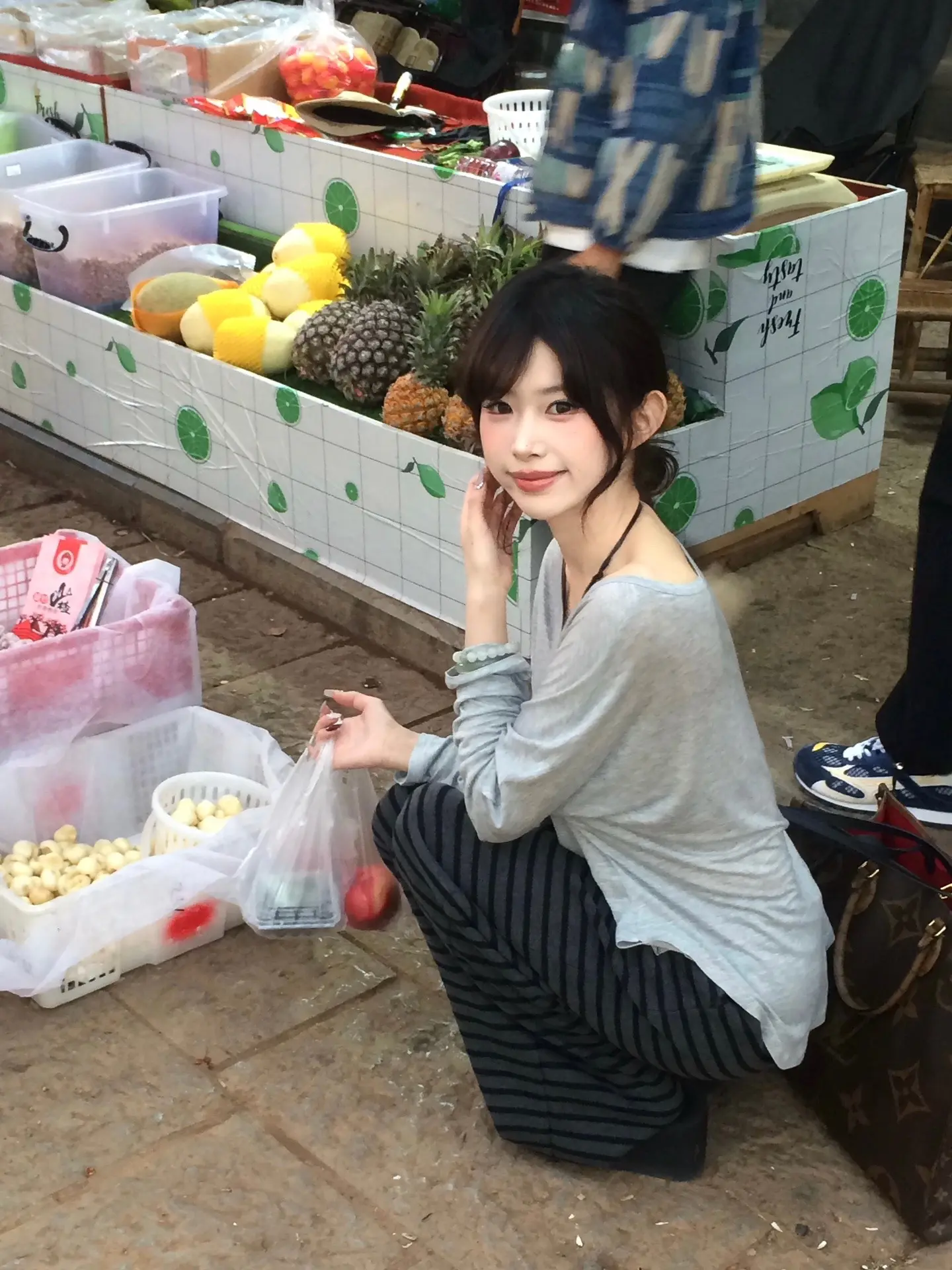 下班路上买了你最爱的苹果。