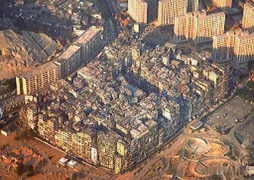 为什么当年要拆除九龙城寨？

由于历史的一些原因，九龙城寨一度沦为三不管地区，导