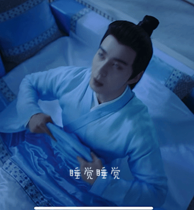 媳妇儿一边看📱一边往前走，很专注，我让儿子跑过去骚扰一下：【别动！】【干嘛？】