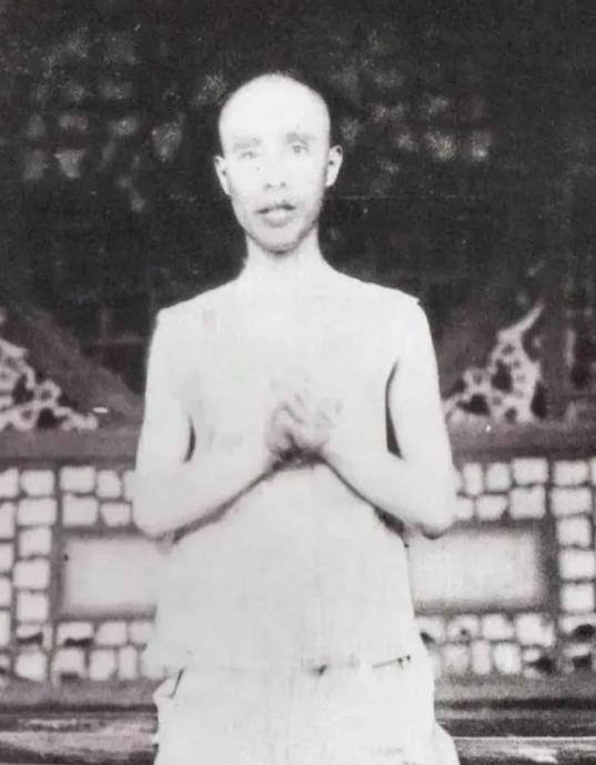 1907年，徐锡麟刺杀完恩师后被抓住处以极刑，临刑前清兵给他拍了张照片，徐锡麟看
