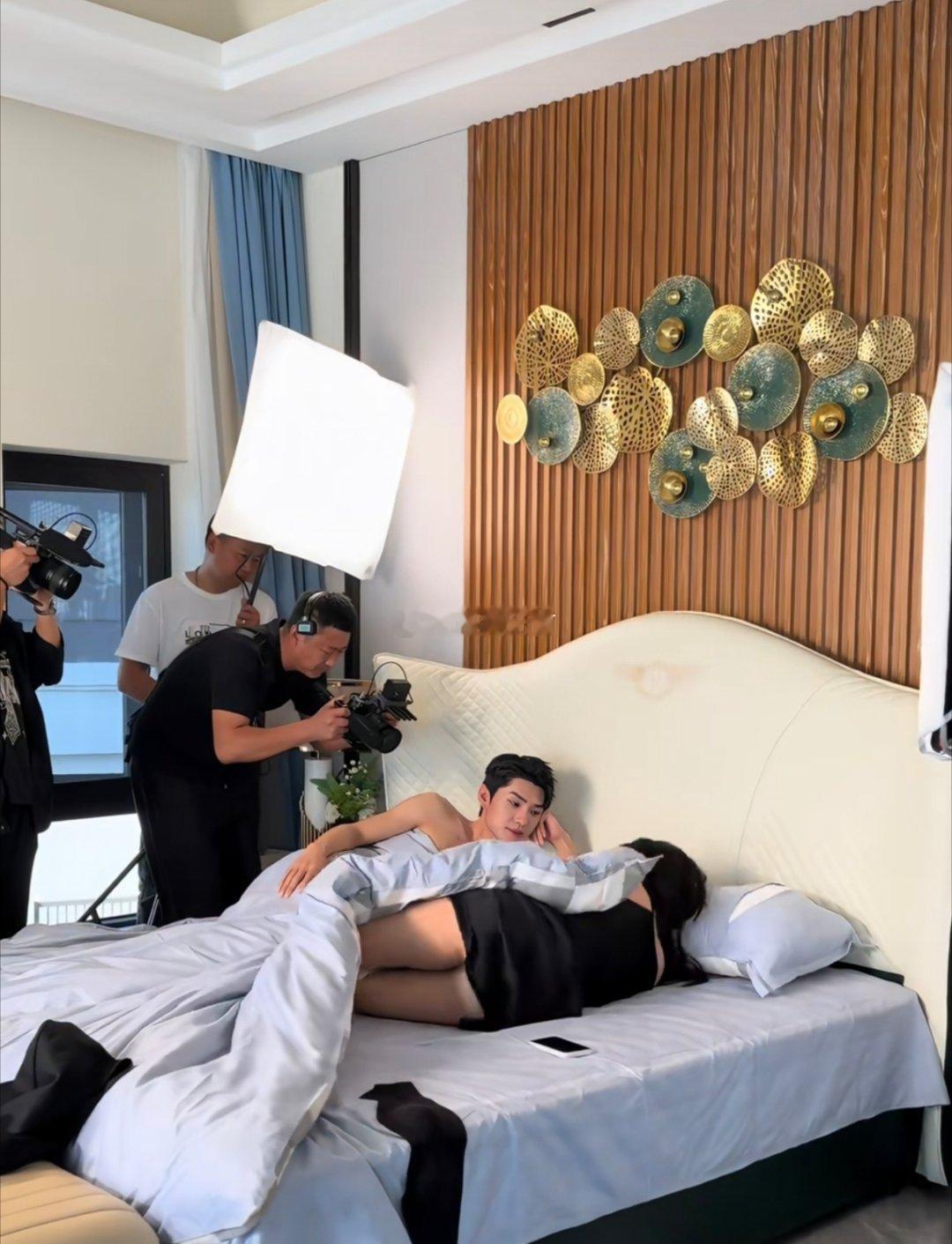 妈呀，演员拍床戏这么多摄影师盯着，要是反应来了会不会尴尬？ ​​​