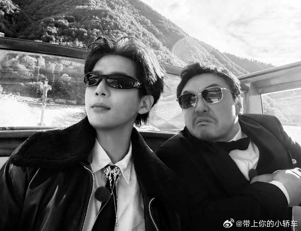 沈腾冲浪老人与海具象化 谁懂啊！沈腾真的是自带喜剧buff的男人，干什么都能整出