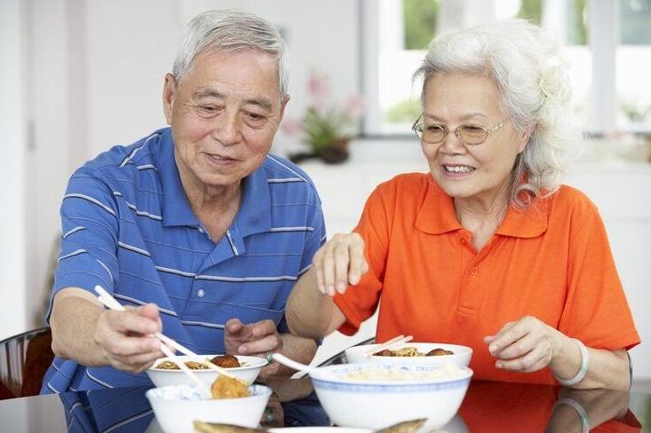 老年人吃肉越少越难得癌？医生提醒：上了年纪，这样吃肉更健康！

“听说老年人少吃