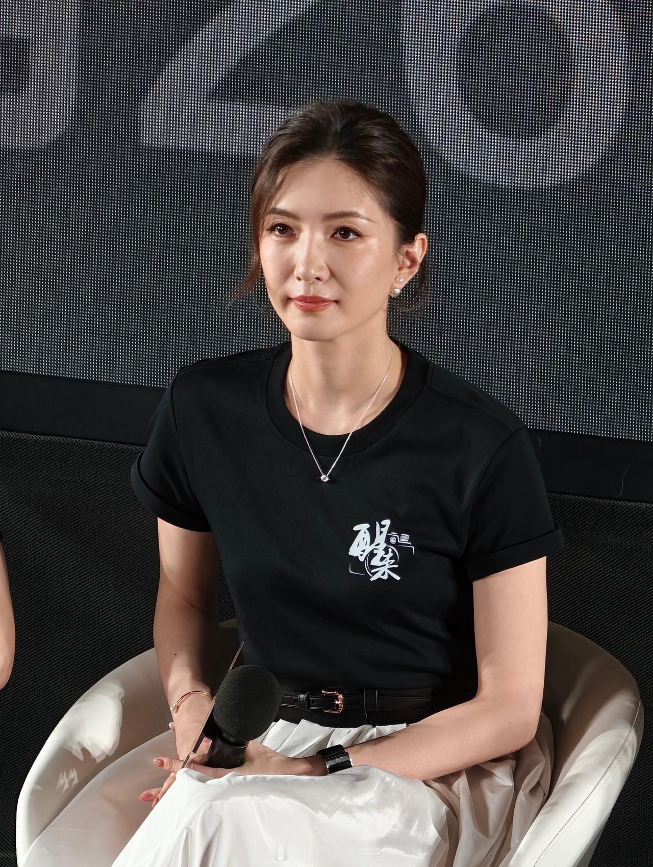 与古力娜扎 同场活动状态如下，你觉得两位如何？