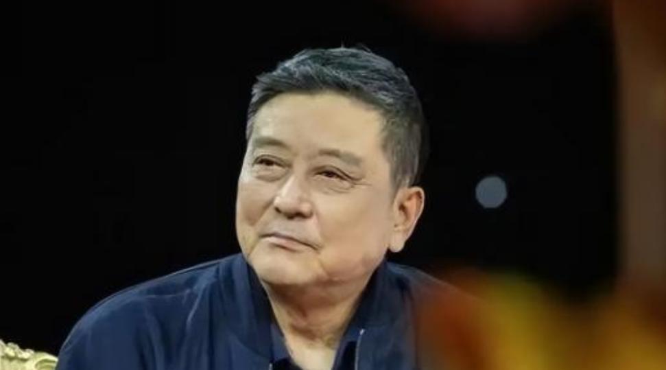 曾是北影厂第一美男，迷倒万千少女，7 年婚姻无儿无女，如今 68 岁满头白发身材