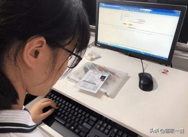 高考中考查分反诈警示
 
请考生和家长注意⚠️

1. 所有查分、查分数线、志愿