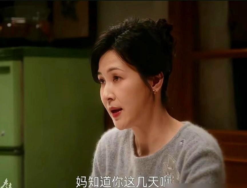 冯嘉怡演的投资人楚才远，真把圈里那点事儿演活了。

新剧《冬去春来》里，他约新人