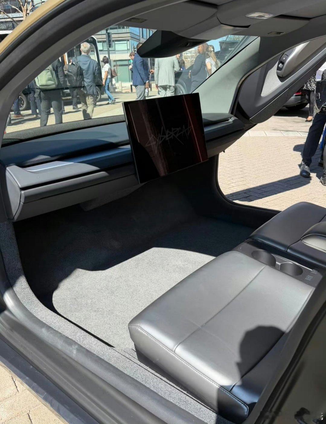 马斯克把方向盘删了特斯拉Cybercab，这波直接把方向盘、刹车踏板全删了，纯纯