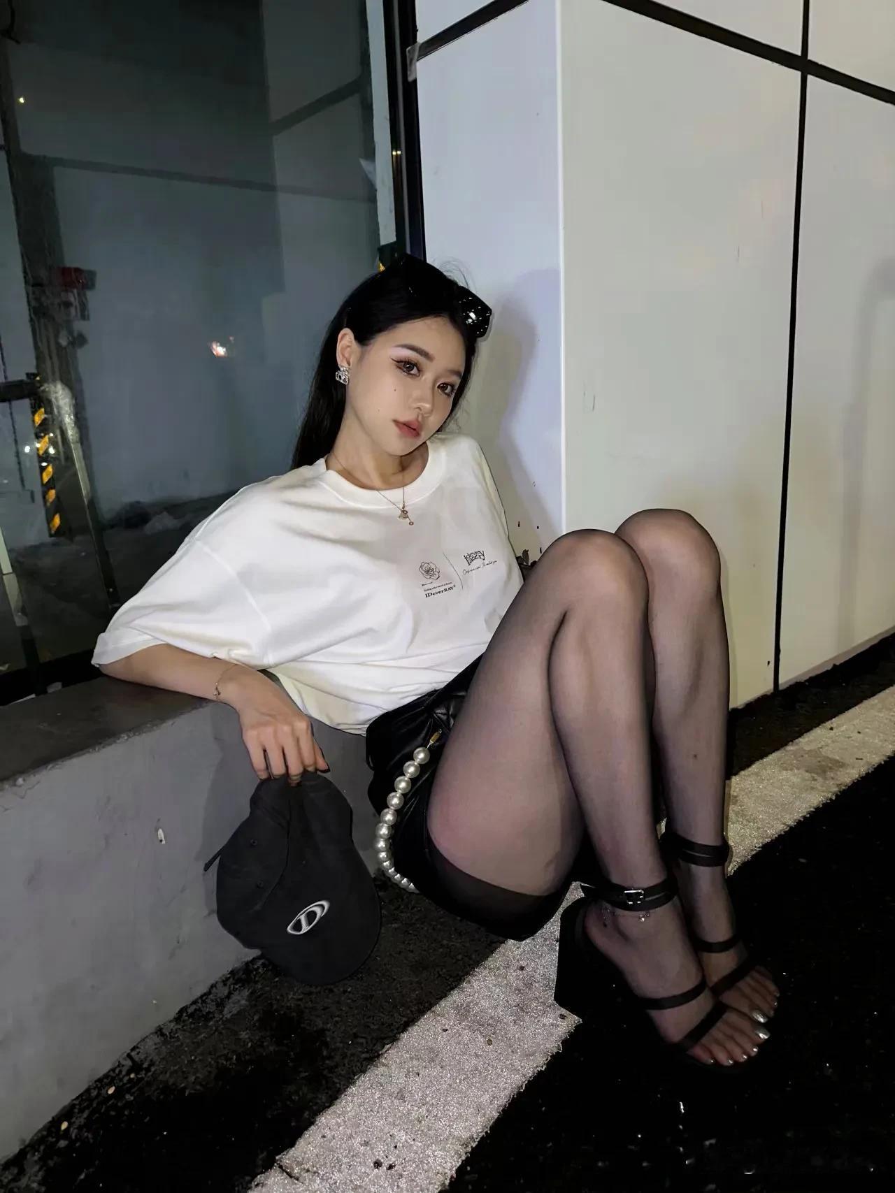 #夏日生活打卡季#短裙丝袜，长腿细腰。