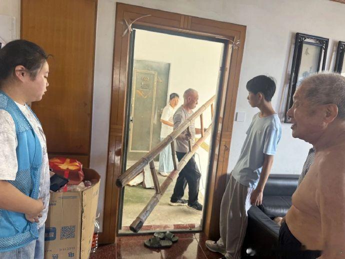 铁皮悬空台州志愿者高空排险守护群众安全大风导致铁皮摇摇欲坠存在坠落风险，志愿者不