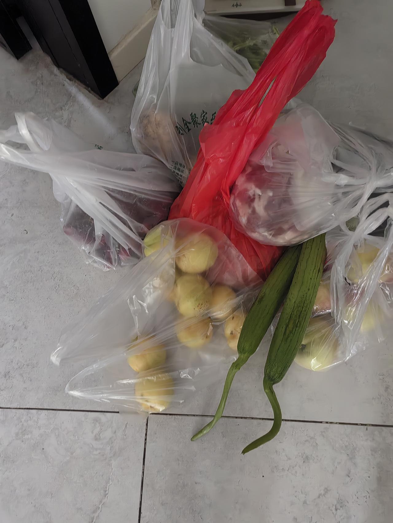 睡个自然醒，八点多起床。去早市买菜，到店里看看。顺便把养老金取出来，存在建行卡，