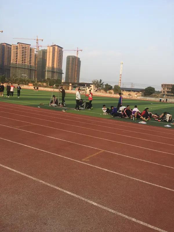 10年前，我隔壁邻居给我说了个媒，
介绍了一个女老师，
大我8岁，但人又美又飒。